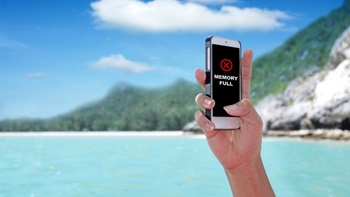 Smartphone al mare con messaggio di memoria piena